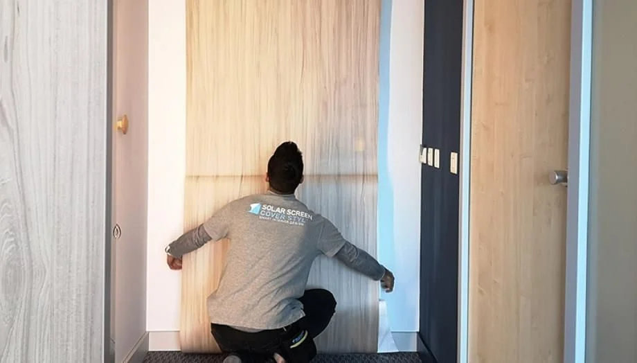 Pose d’un film décoratif sur une porte – enseigne extérieure paris