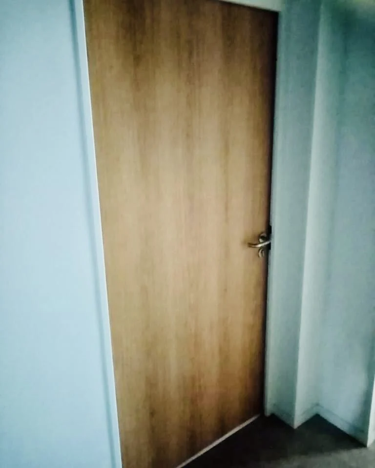 Porte rénovée effet bois naturel – enseigne extérieure paris