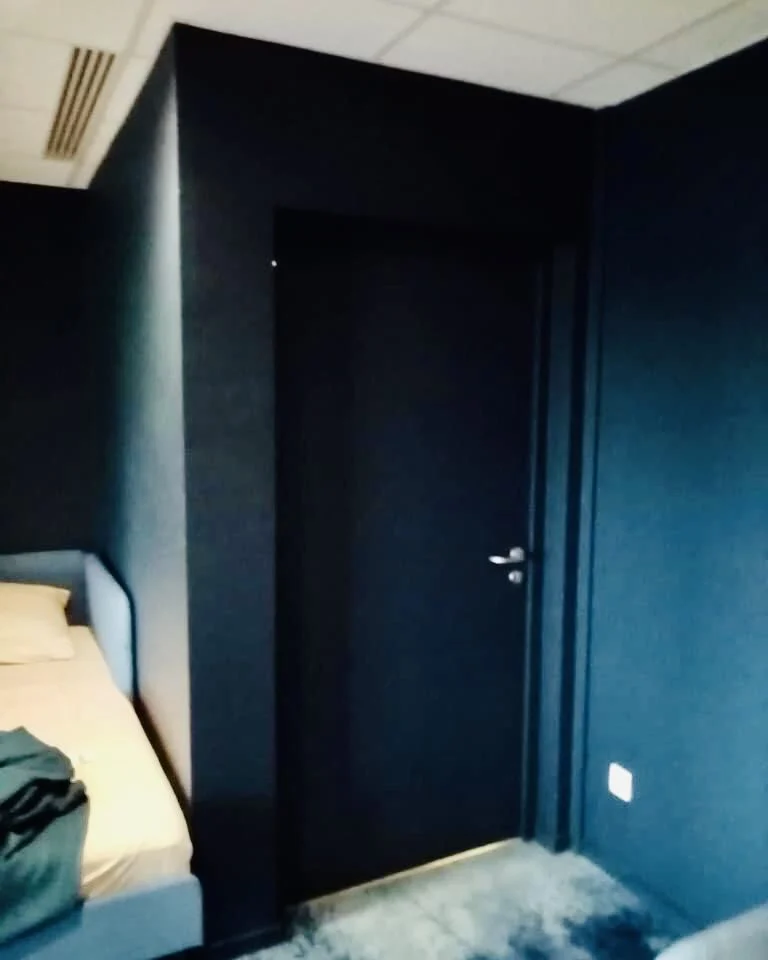 Porte intérieure en covering noir – enseigne extérieure paris