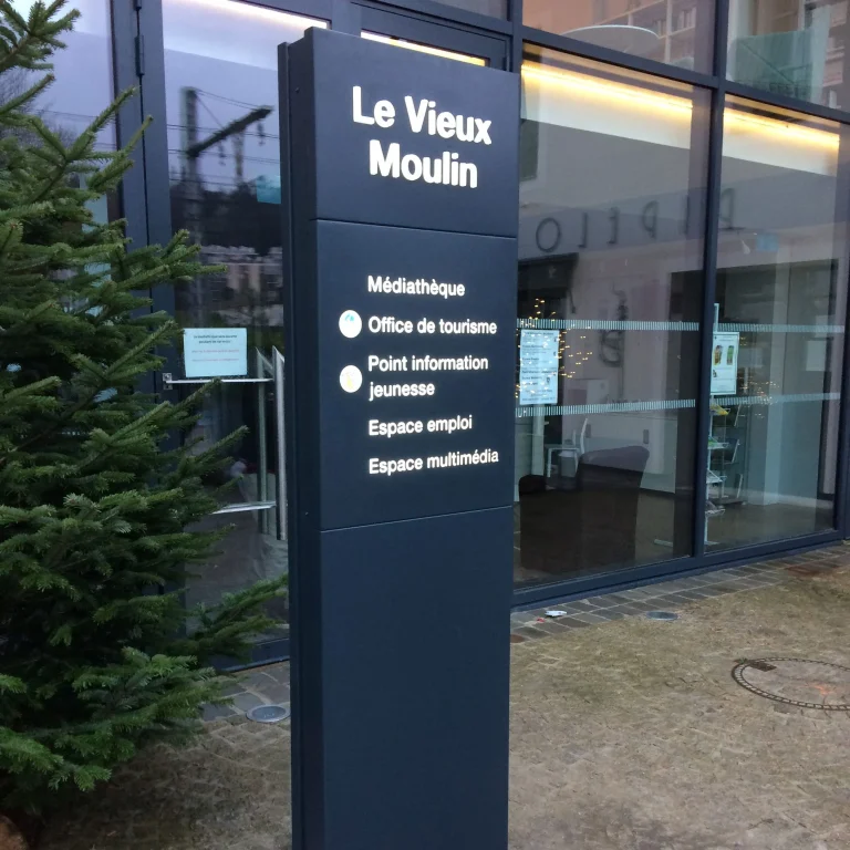 enseigne totem et signalétique CHATEAURENARD lumineux