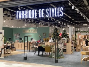 Grand lettrage lumineux Fabrique de Styles suspendu à l’entrée du magasin