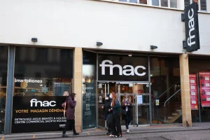 Façade Fnac avec logo au-dessus de l’entrée et caisson drapeau vertical