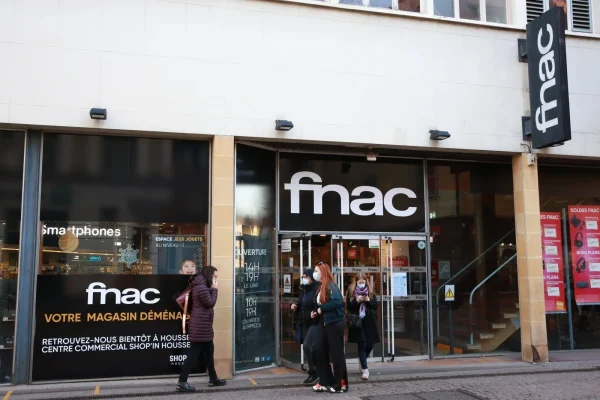 Façade Fnac avec logo au-dessus de l’entrée et caisson drapeau vertical