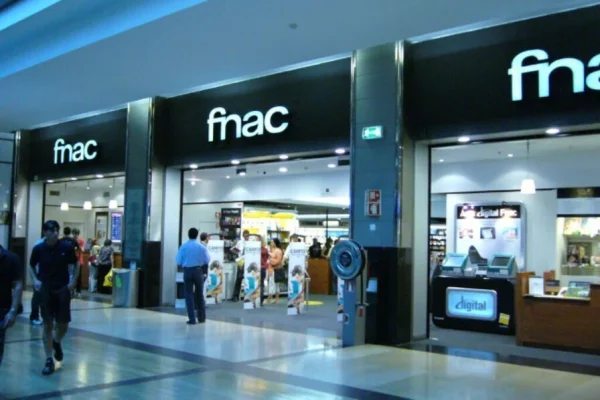 Trois logos Fnac blancs au-dessus des ouvertures d’un grand magasin