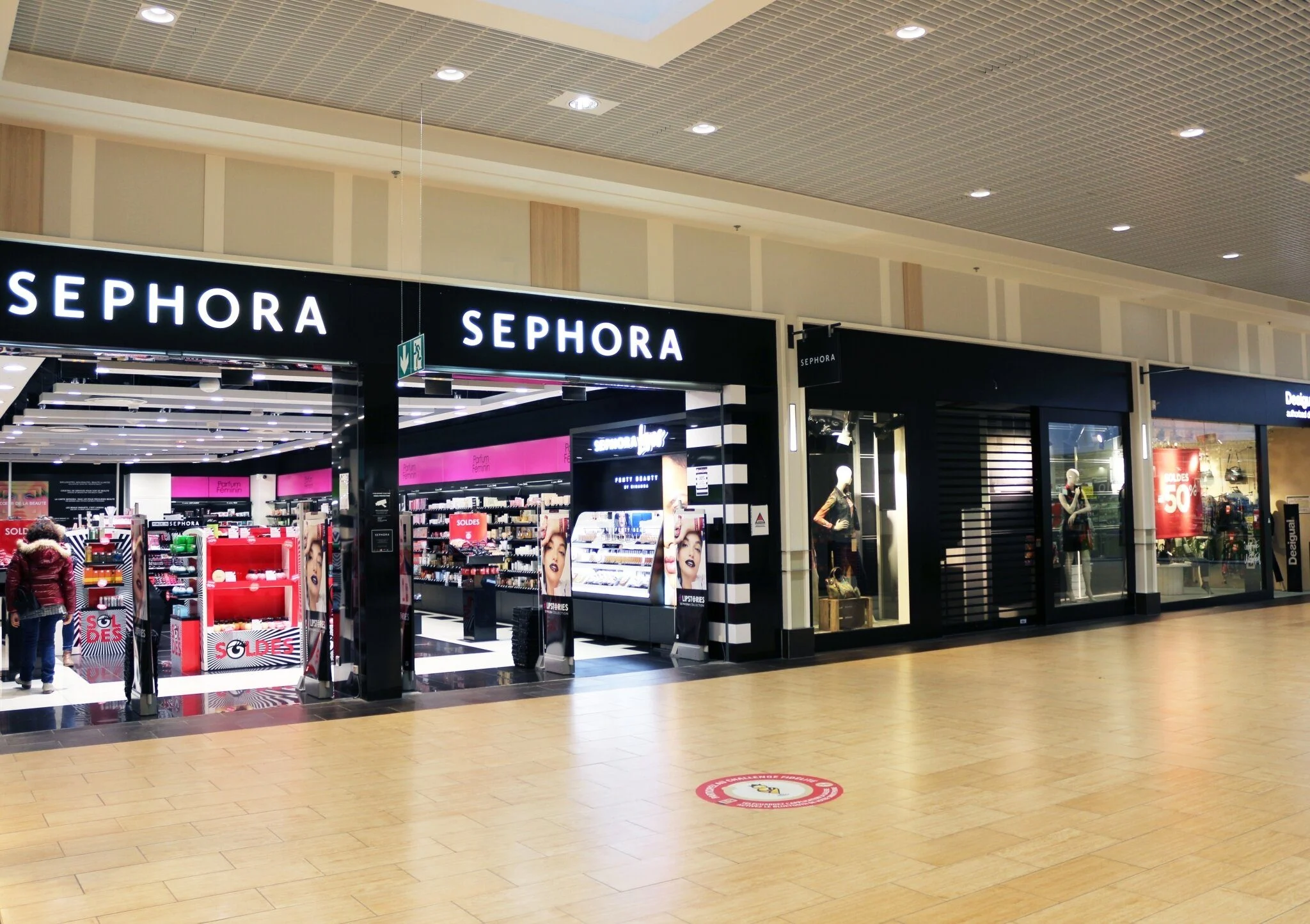 Deux bandeaux noirs Sephora avec lettres blanches lumineuses