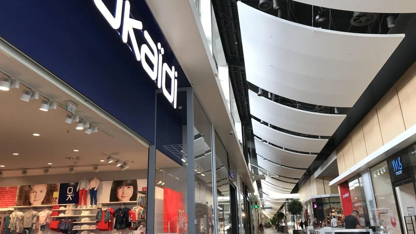 Enseigne lumineuse Okaïdi en galerie commerciale – Dépose enseigne VITROLLES