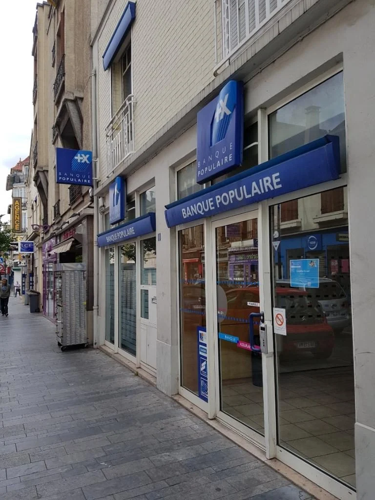 Façade Banque Populaire avec enseignes lumineuses – enseigne publicitaire martigues