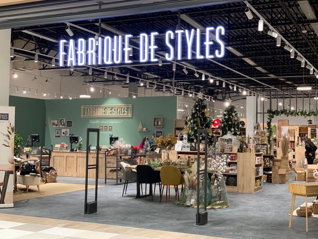 Grand lettrage lumineux Fabrique de Styles suspendu à l’entrée du magasin