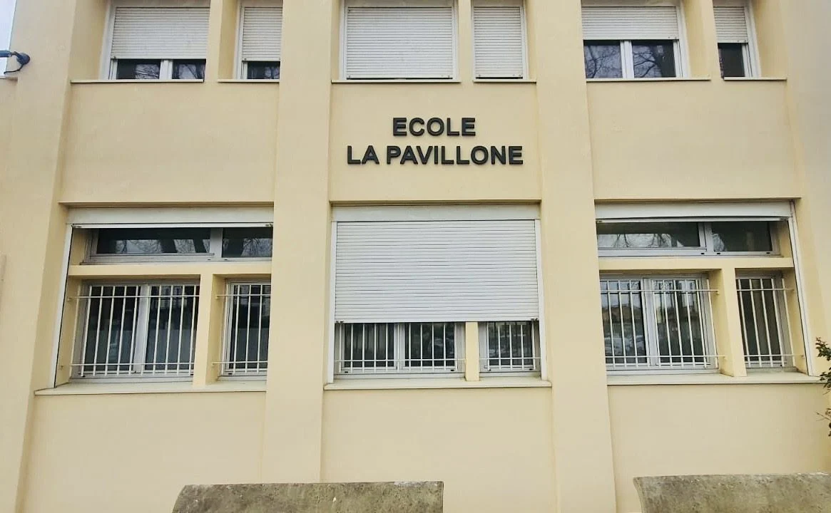 Façade beige de l’École La Pavillonne avec lettres noires