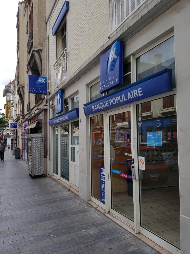 Façade Banque Populaire avec enseignes lumineuses – enseigne publicitaire martigues