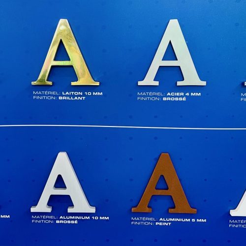 Enseignes Boîtiers Non Lumineuses avec Lettres Découpées : L'Elégance du Relief