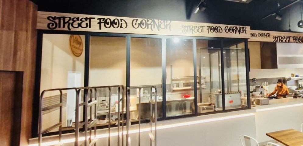 Lettrage intérieur sur cloison vitrée de restaurant