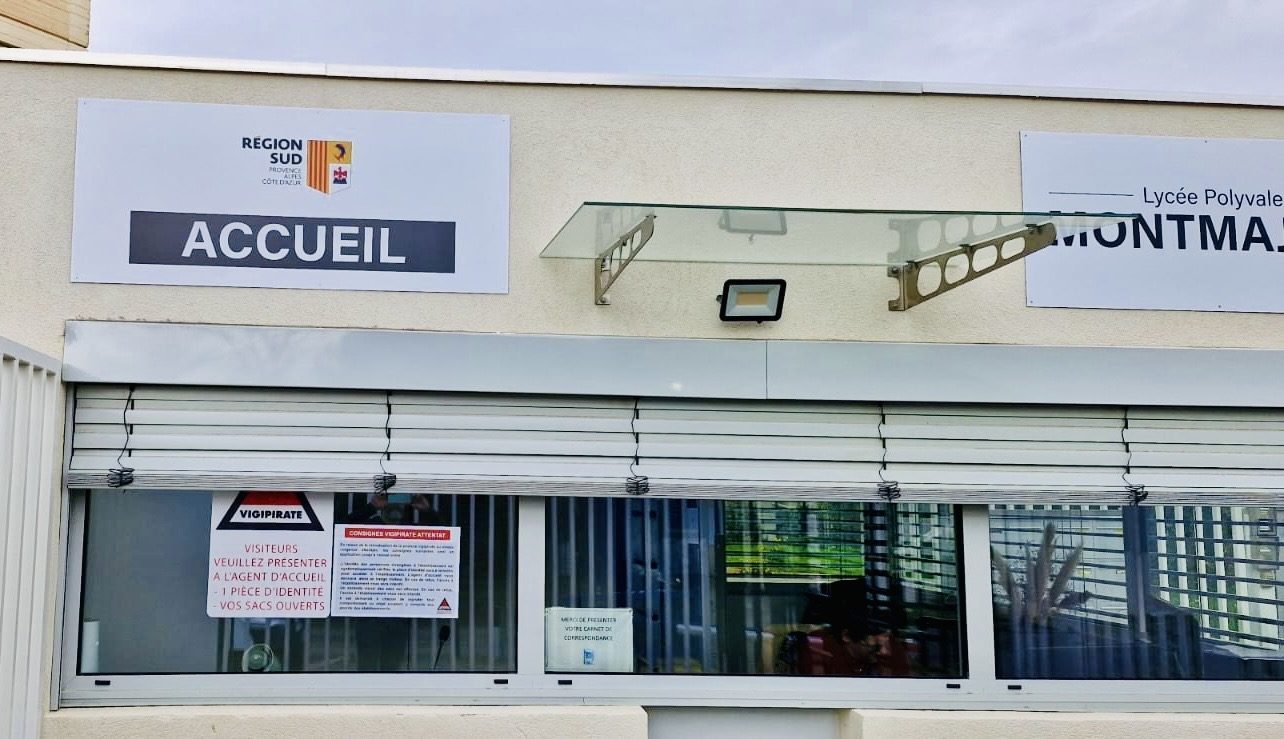 Panneau directionnel Accueil de la Région Sud – adhésif dépoli personnalisé
