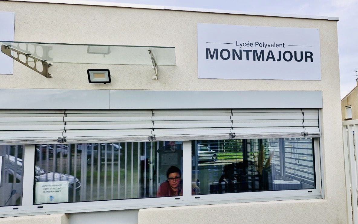 Panneau d’identification du lycée Montmajour – adhésif dépoli personnalisé