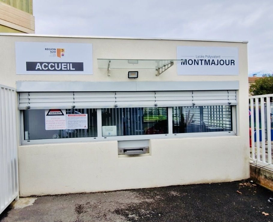 Panneaux d’accueil du lycée Montmajour – adhésif dépoli personnalisé