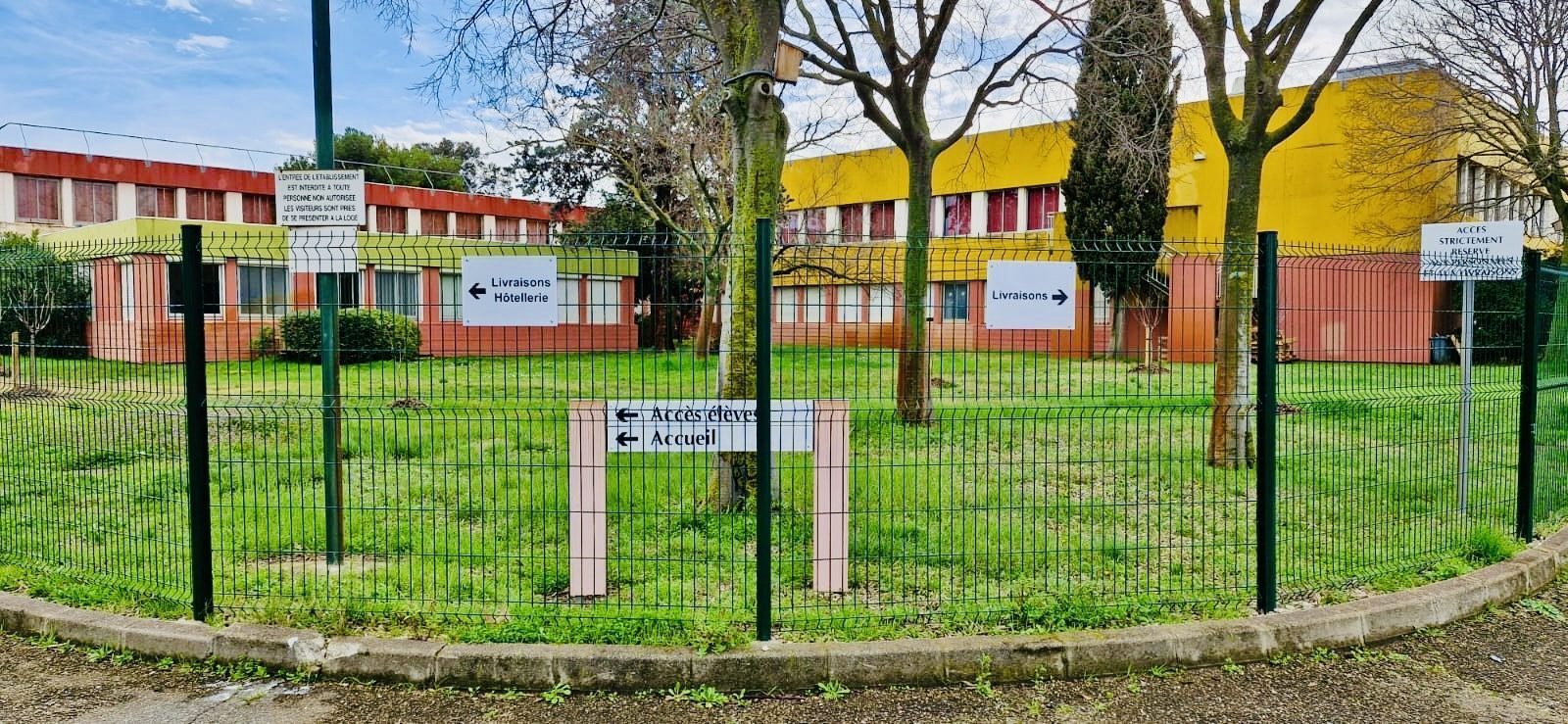 Signalétique directionnelle extérieure du lycée Montmajour – adhésif dépoli personnalisé