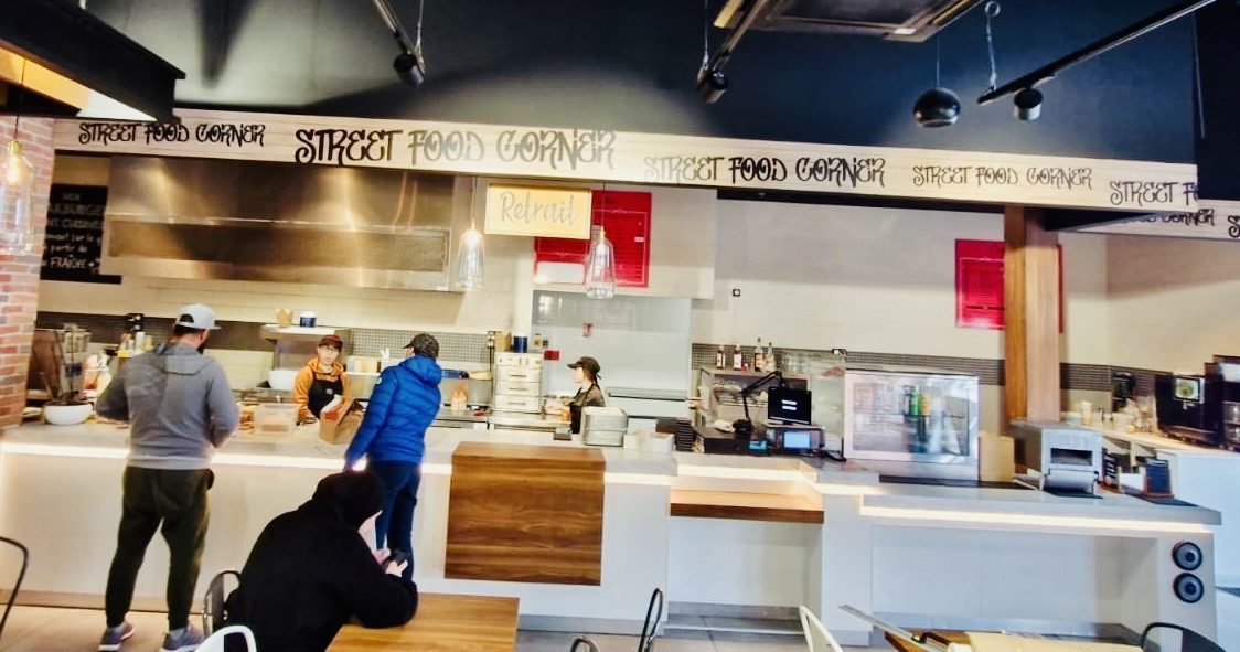 Signalétique intérieure au-dessus du comptoir d’un restaurant
