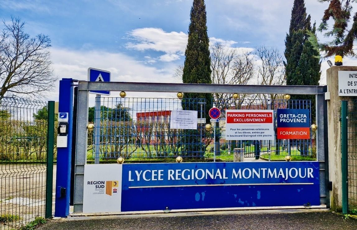 Signalétique de portail du lycée régional Montmajour – adhésif dépoli personnalisé