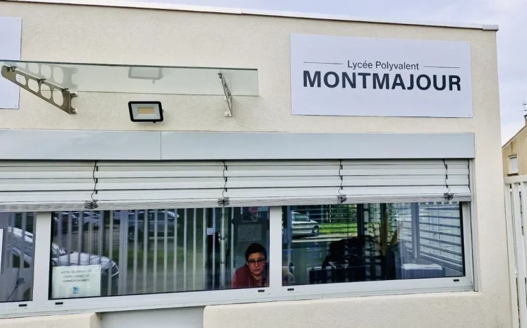 Panneau mural Lycée polyvalent Montmajour au-dessus de la fenêtre d’accueil