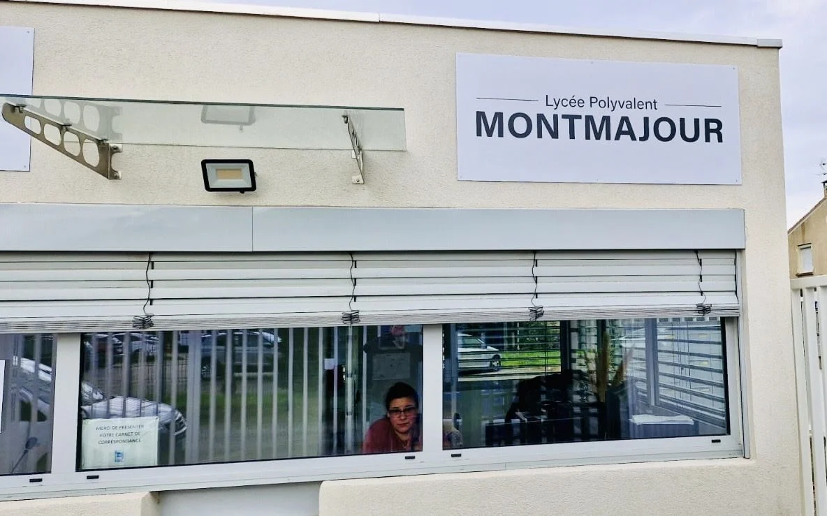 Panneau d’identification du lycée Montmajour – conception enseigne lettres découpées