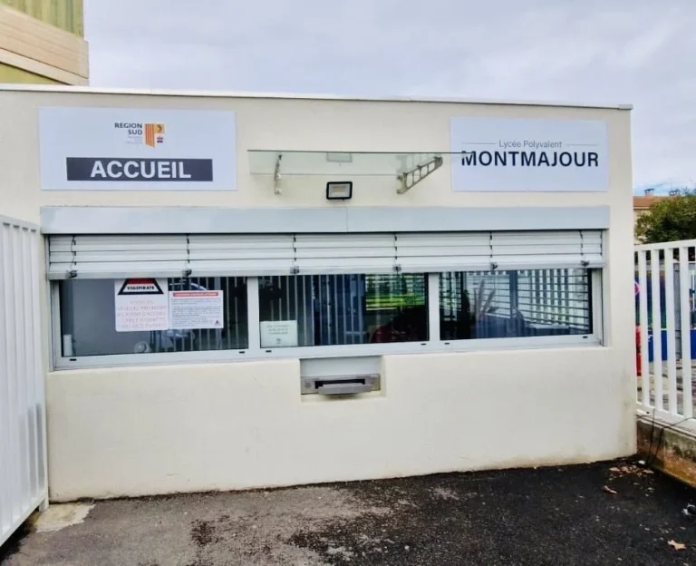 Deux panneaux muraux Accueil et Lycée polyvalent Montmajour sur le poste d’entrée