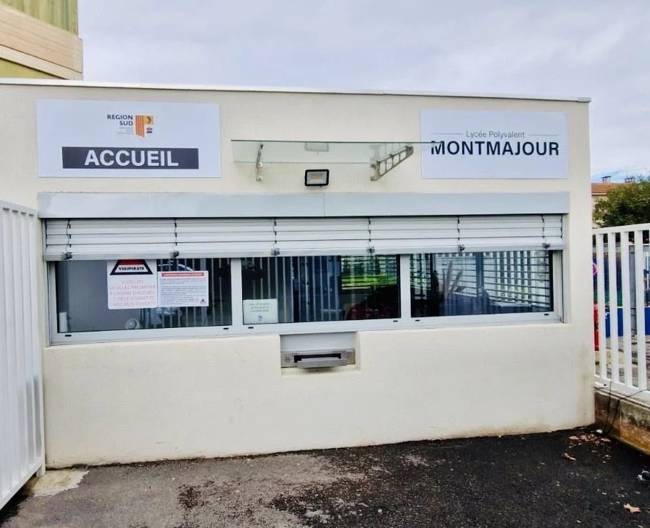 Panneaux d’accueil du lycée Montmajour – conception enseigne lettres découpées