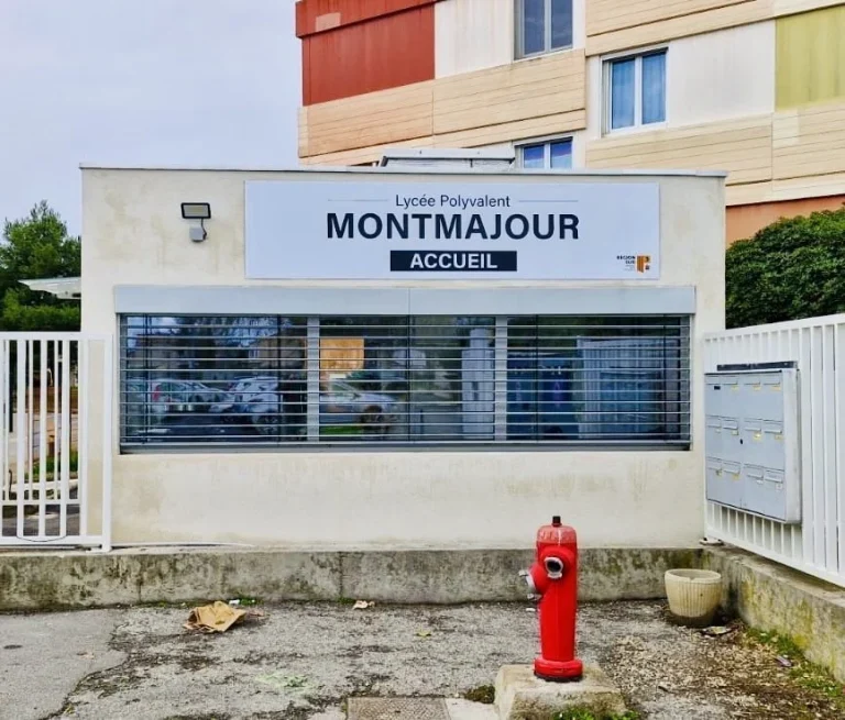 Panneau enseigne Lycée polyvalent Montmajour Accueil au-dessus du poste d’entrée