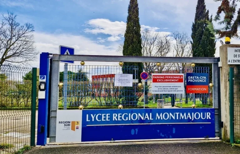 Panneaux d’identification et d’information fixés sur le portail du lycée Montmajour