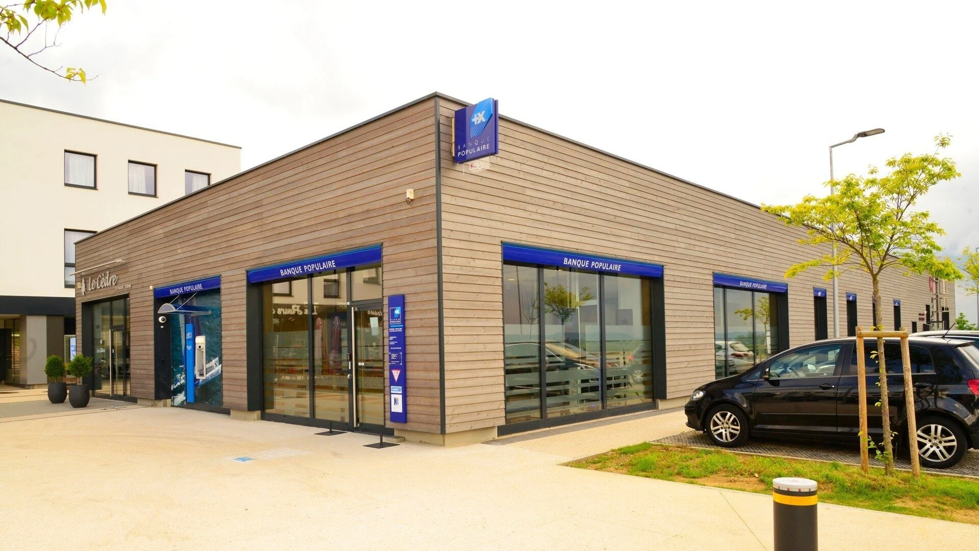 Signalétique Banque Populaire sur bâtiment à bardage bois – Panneau Signalétique végétale