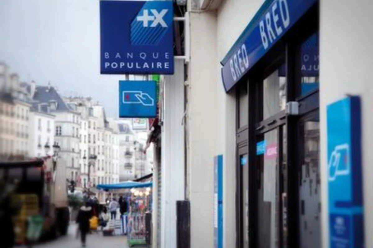 Enseigne drapeau Banque Populaire en centre-ville – Panneau Signalétique végétale