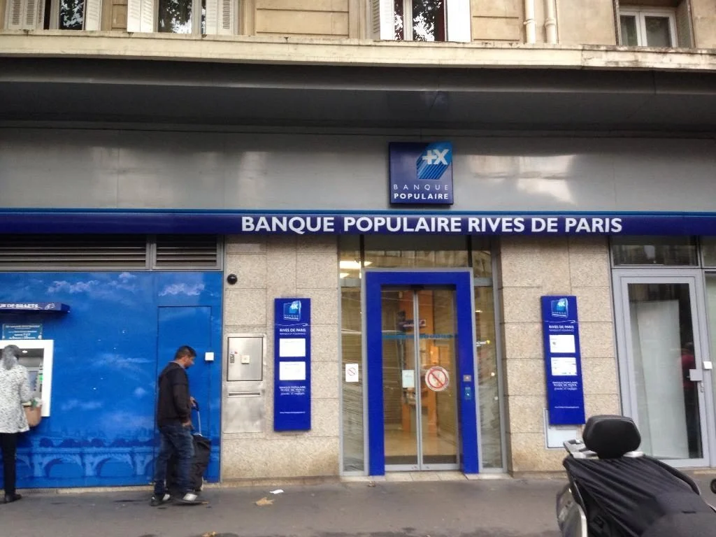 Bandeau de façade Banque Populaire Rives de Paris – Panneau Signalétique végétale