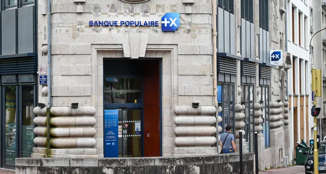 Enseigne Banque Populaire sur façade en pierre – enseigne publicitaire martigues