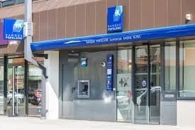 Devanture Banque Populaire avec bandeau bleu – enseigne publicitaire martigues