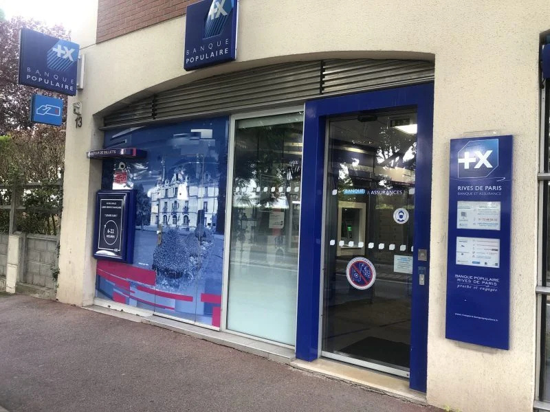 Devanture Banque Populaire avec enseignes drapeau – enseigne publicitaire martigues