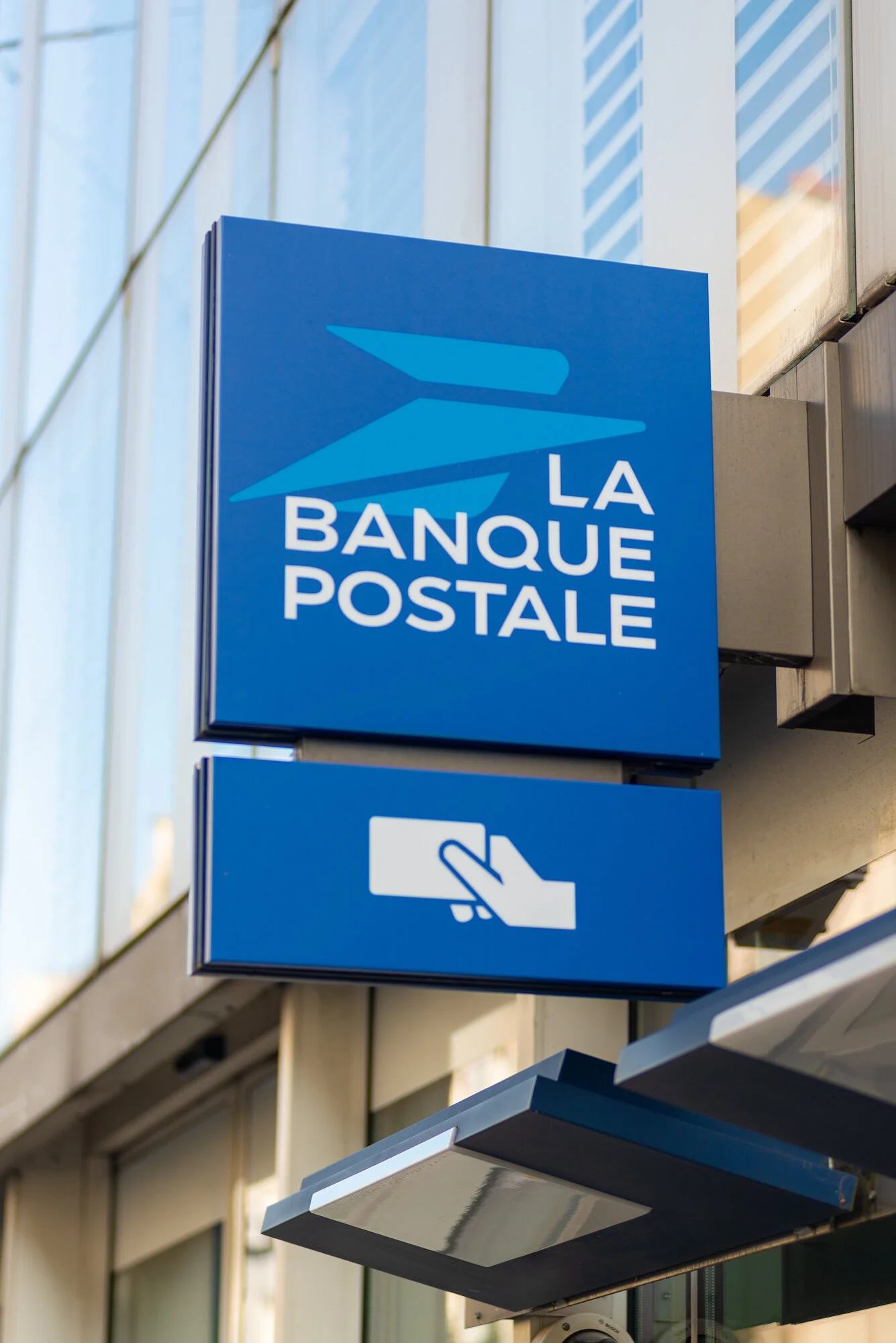Enseigne drapeau de La Banque Postale – enseigne publicitaire martigues