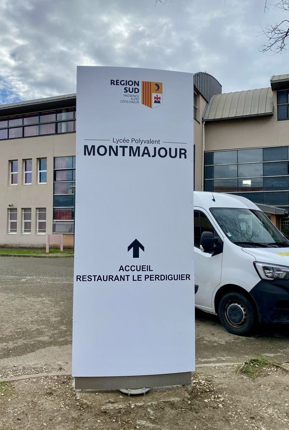 Totem directionnel vers l’accueil du lycée Montmajour – enseigne publicitaire martigues