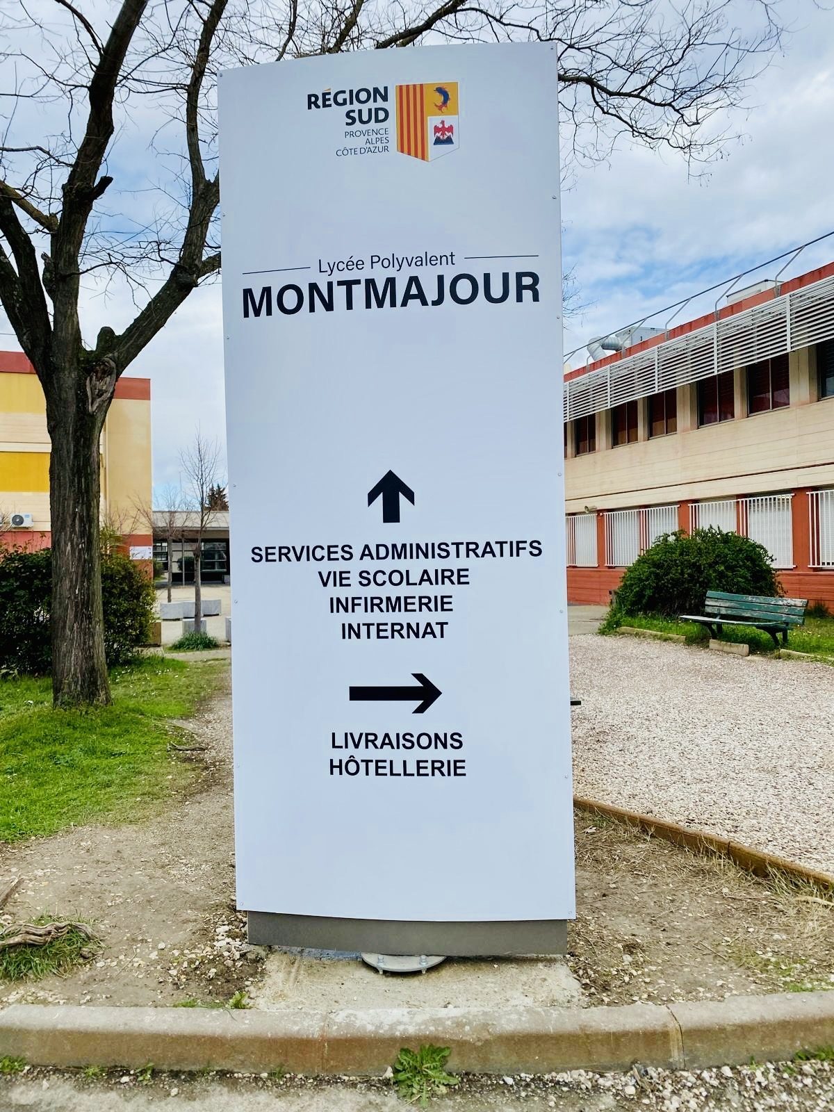 Totem directionnel des services du lycée Montmajour – enseigne publicitaire martigues