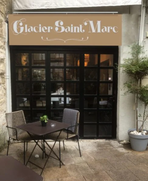 Façade de glacier avec enseigne peinte – enseigne bureau de tabac lyon