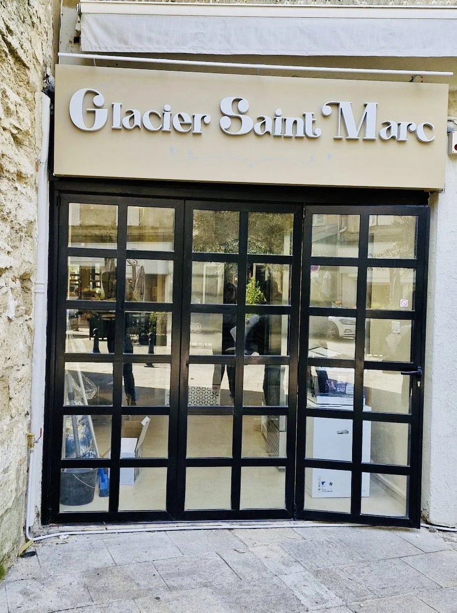 Enseigne du Glacier Saint-Marc – détail du lettrage – enseigne bureau de tabac lyon