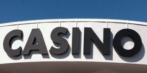 Lettres boîtiers noires formant le mot Casino sur une façade