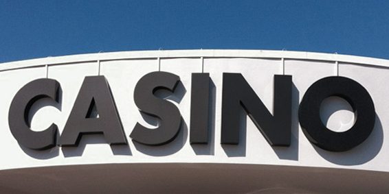 Lettres boîtiers noires formant le mot Casino sur une façade