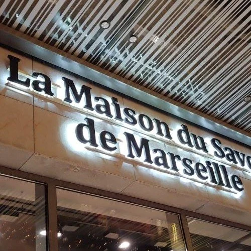 lettres découpées enseigne et signalétique CHATEAURENARD