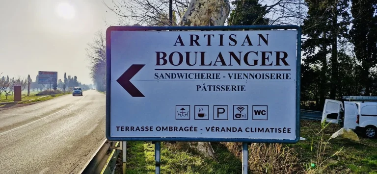 Gros plan d’un panneau artisan boulanger installé en bord de route