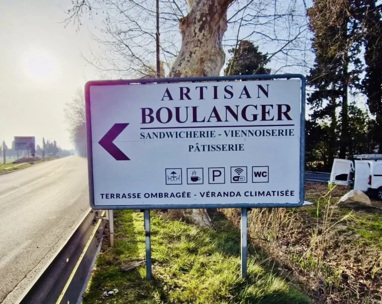 Préenseigne artisan boulanger indiquant la direction vers la gauche