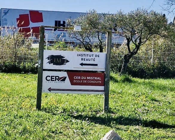 Préenseigne directionnelle pour deux commerces