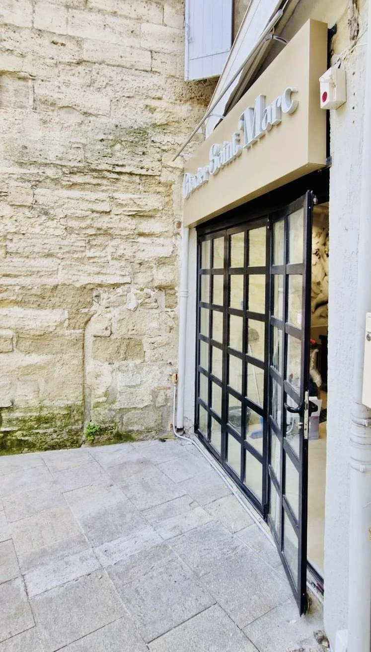 Façade de glacier avec enseigne en relief – enseigne bureau de tabac lyon
