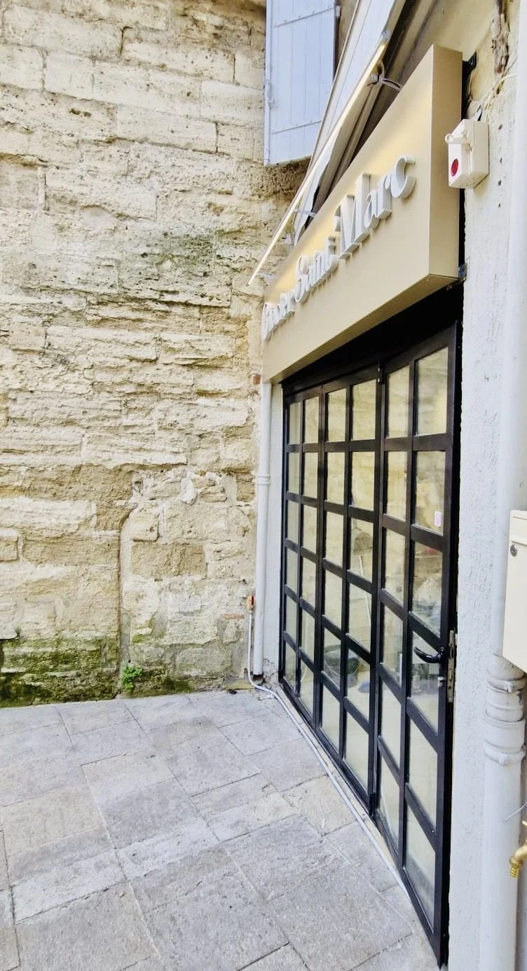 Enseigne de glacier en lettres découpées – vue latérale – enseigne bureau de tabac lyon