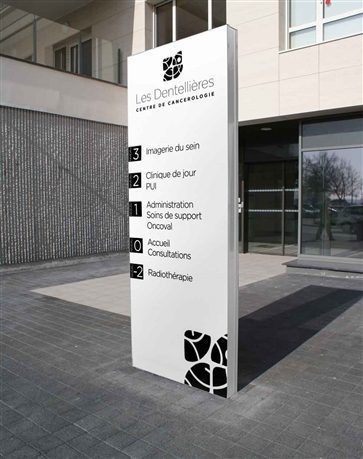 Totem directionnel pour centre de cancérologie – enseigne brasserie