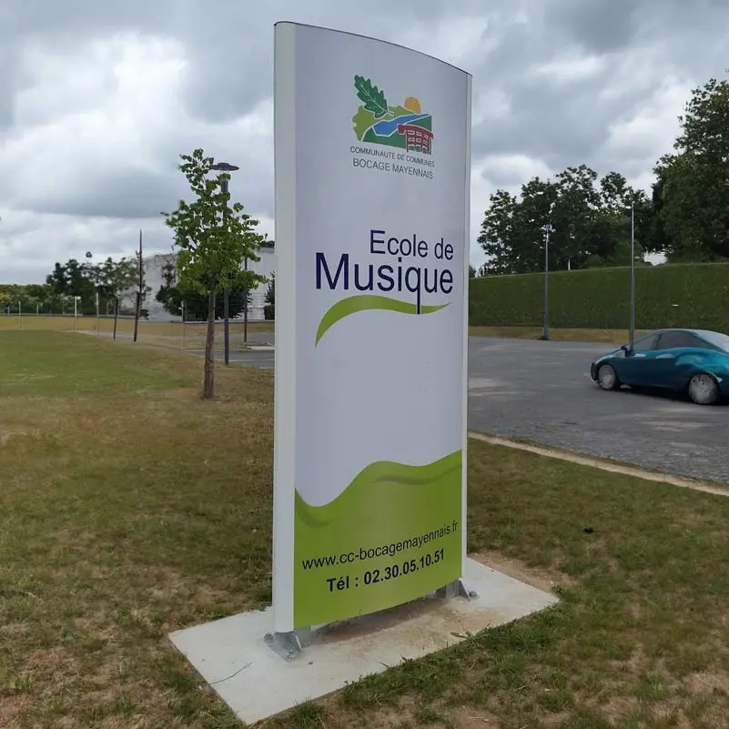 Totem galbé extérieur pour école de musique – enseigne brasserie