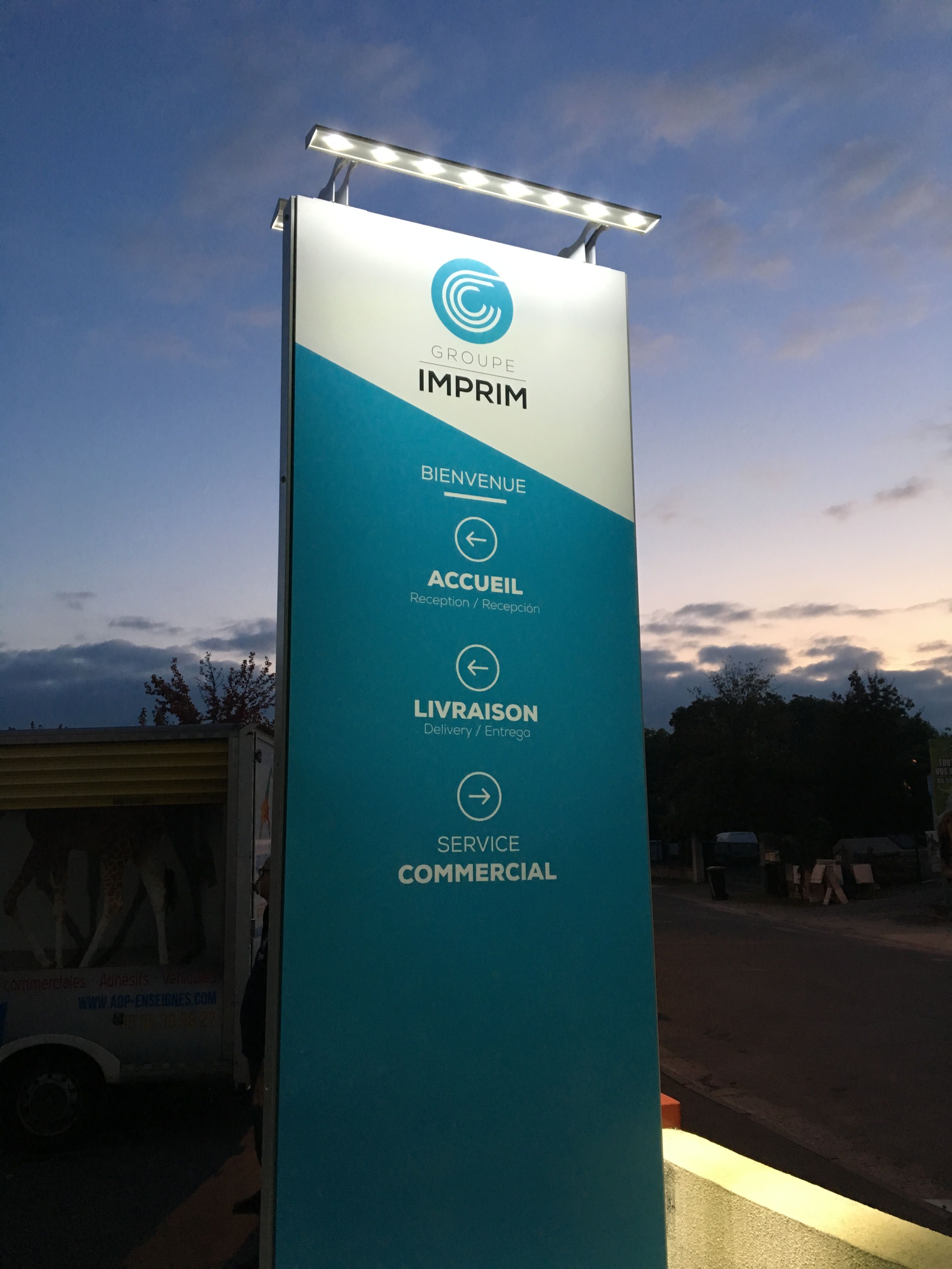 Totem lumineux directionnel pour entreprise – enseigne brasserie